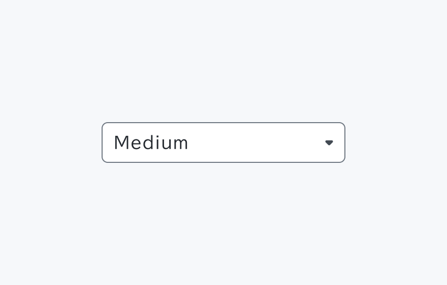 mdサイズのSelect。smよりも大きいデフォルトのサイズのセレクトフィールドに「Medium」というテキストと下向き矢印が表示されています。